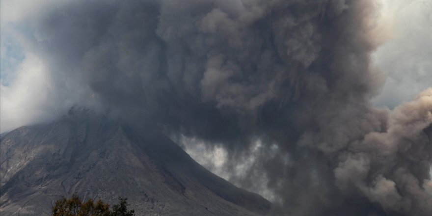 Endonezya'da Sinabung Yanardağı'nda patlama