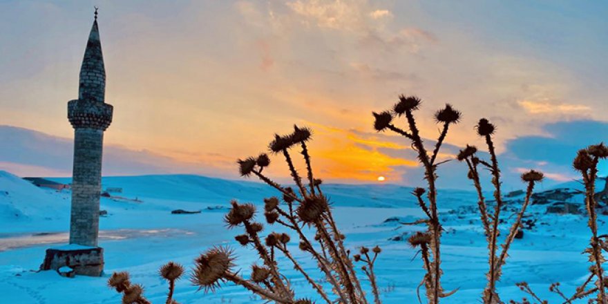 Su altında kalan minarenin gün batımındaki görüntüsü