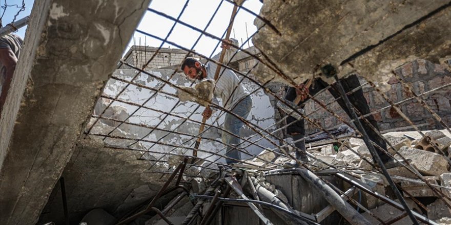 İdlibliler geçimlerini yıkılan evlerinin enkazındaki demirlerde arıyor