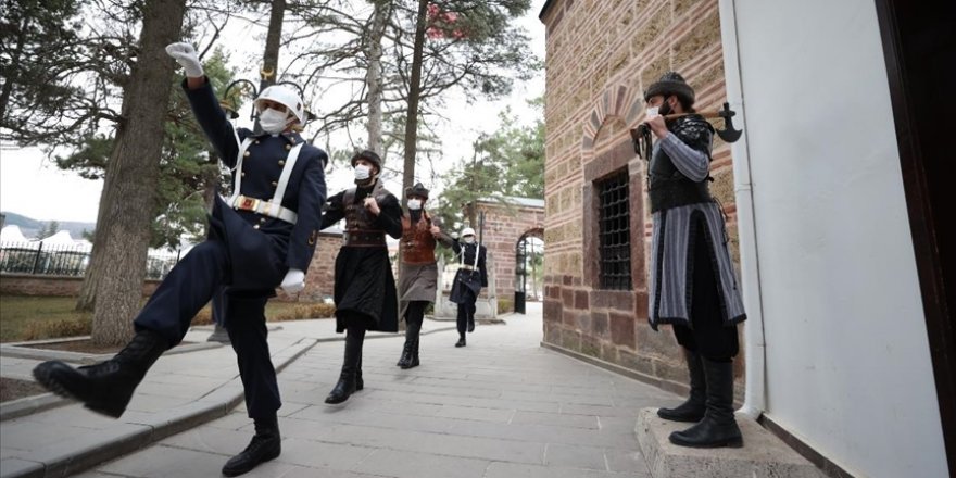 Ertuğrul Gazi Türbesi'nin alp kıyafetli 'saygı nöbetçileri'