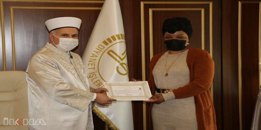 İslamiyet ile tanışan Kamerunlu kadın Müslüman oldu