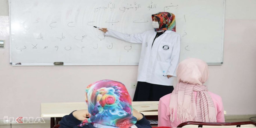 Kur'an kursu öğrencileri derse başlamanın mutluluğunu yaşıyor