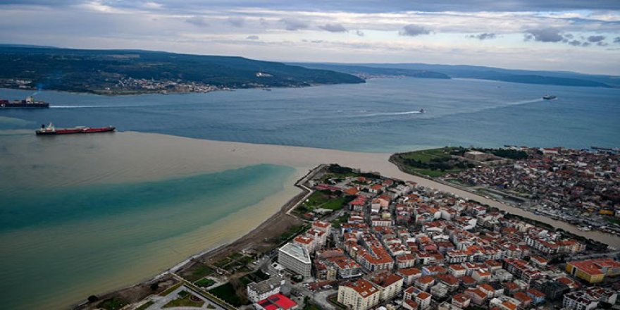 Sarıçay'dan akan çamurlu su, Çanakkale Boğazı'nın rengini değiştirdi