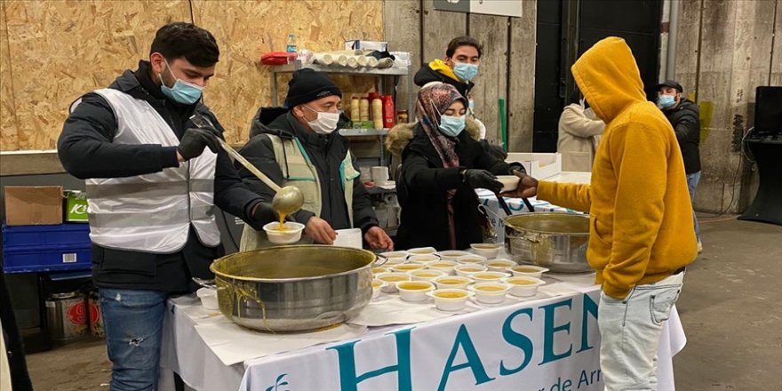 Hollanda Müslümanlarından evsizlere sıcak çorba