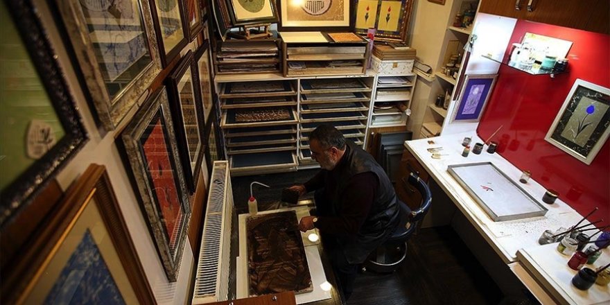 'Siyah altın'ın tozu ebru sanatına yeni bir soluk kattı