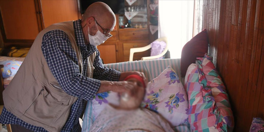 Felçli eşine 6 yıldır bebek gibi bakıyor: Saçının telini kimseye değişmem