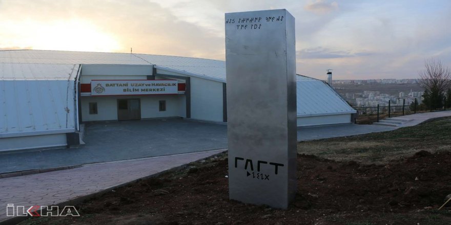 Göbeklitepe'ye dikilen monolitin bir benzeri parka dikildi
