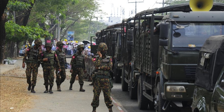 Myanmar'da askeri araçlar sokaklarda görüldü, ülke genelinde internet kesildi
