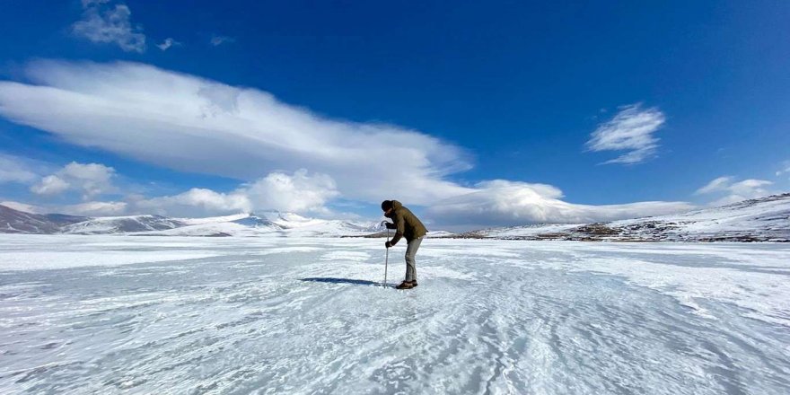 Kalınlığı 50 santimetreye ulaşan buzda balık avı