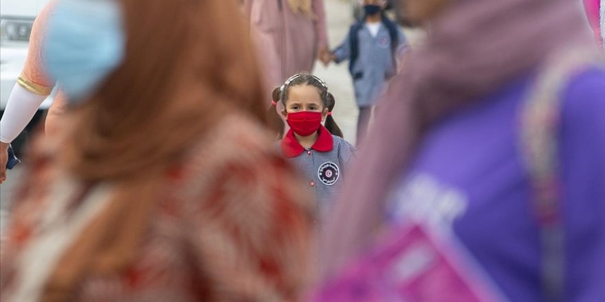 İran'da 4 milyon öğrenci internet, tablet ve akıllı telefonu olmadığı için uzaktan eğitimden yararlanamıyor