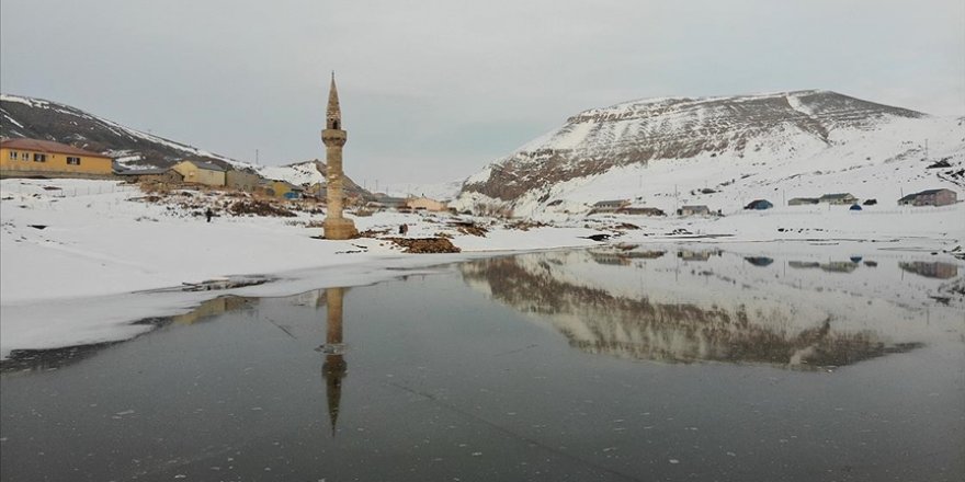 Buz tutan barajın yüzeyindeki minare