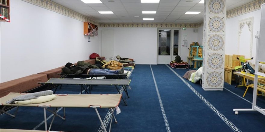 Fransa'nın Mantes Sud Camisi evsizlere ve sokakta kalanlara kapılarını açtı
