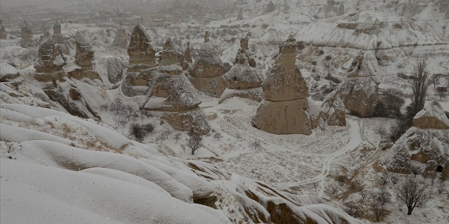 Kar nedeniyle peribacaları beyaza büründü