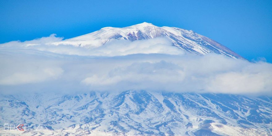 Şerit gibi dizilmiş bulut kümesi Ağrı Dağı zirvesinde etkileyici görsel oluşturdu