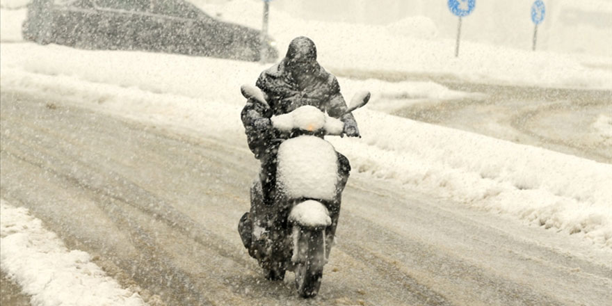 Kars'ta etkili olan kar ile sürücüler zorlandı