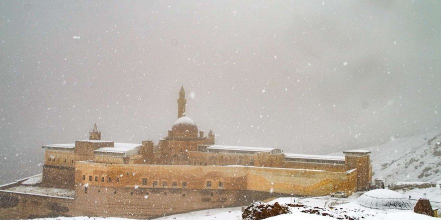 İshak Paşa Sarayı'ndaki sisli görüntü etkiledi