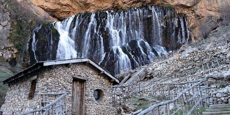 'Türkiye'nin Niagarası' Kapuzbaşı Şelaleleri'nde kar güzel görüntüler oluştu