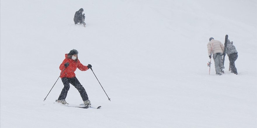 Kartepe'de kar kalınlığı 1 metreye ulaştı