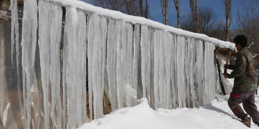 Sıcaklığın eksi 12 dereceye düştüğü Mudurnu'da dev buz sarkıtları oluştu