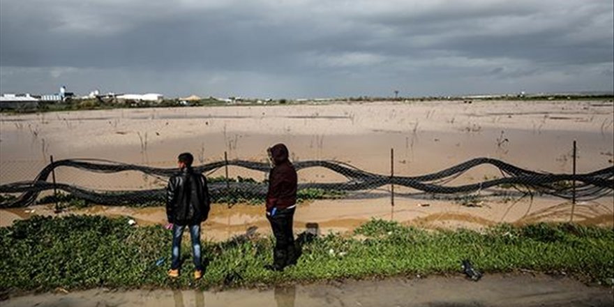 İşgalci İsrail, Gazzelilerin 700 dönümlük tarım alanlarını su altında bıraktı