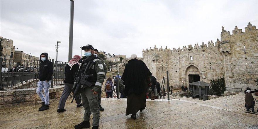 İşgalci İsrail yüzlerce Filistinlinin Mescid-i Aksa’ya girişine izin vermedi