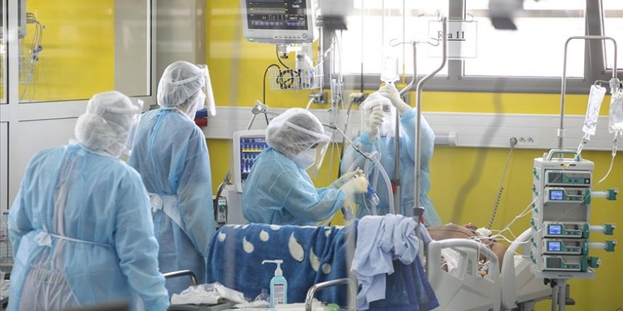 Tunus'ta sahra hastanesine dönüştürülen spor salonunda sağlık çalışanları koronavirüsle mücadele ediyor