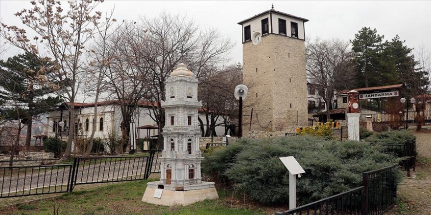 Osmanlı'nın minyatür saat kuleleri zamana tanıklık ediyor