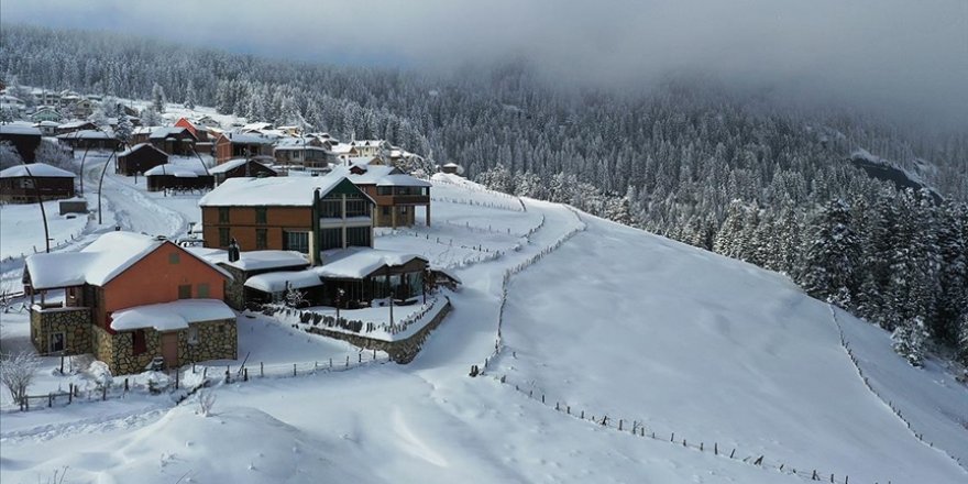 Beyaz örtüyle kaplanan Karadeniz yaylaları ziyaretçilerine adeta nefes oluyor
