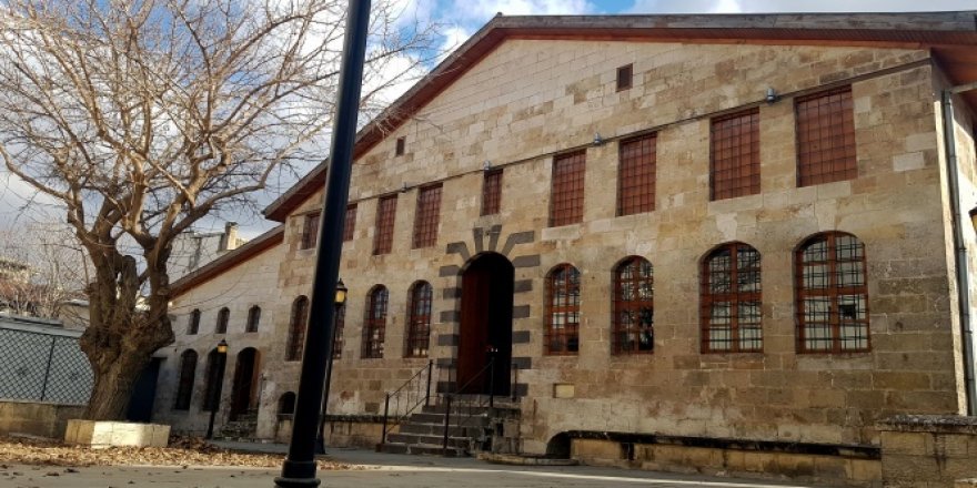 Avrupa'da İslamofobi artıyor, Türkiye'de kilise ve sinagoglar restore ediliyor