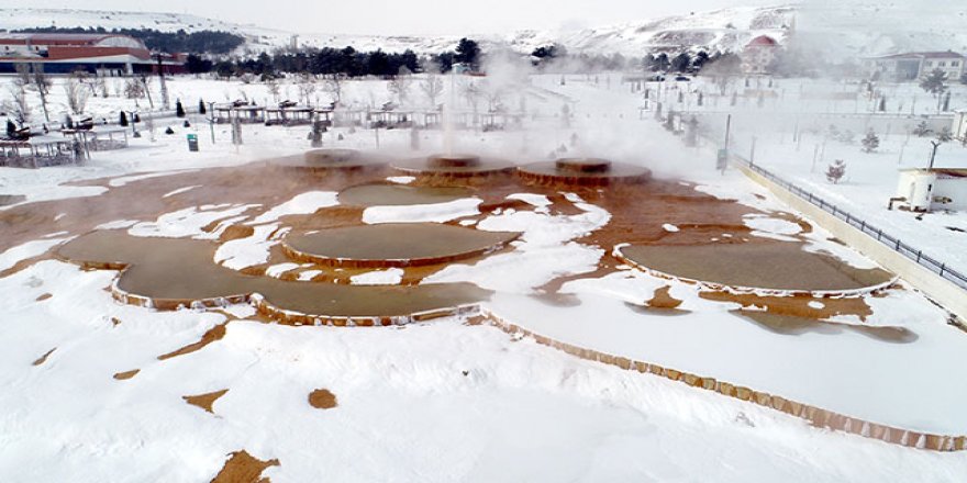 Altınkale'de sıcak-soğuk karşılaşması; 45 derece su, 50 metre sonra buz tutuyor
