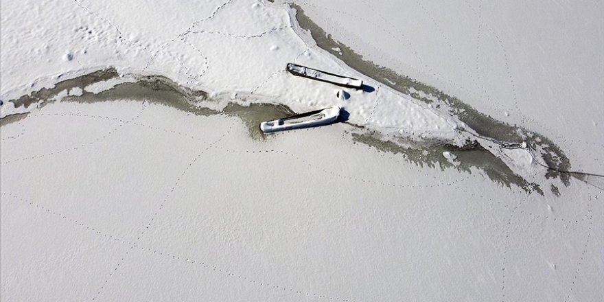 Ladik Gölü'nün yüzeyi buzla kaplandı