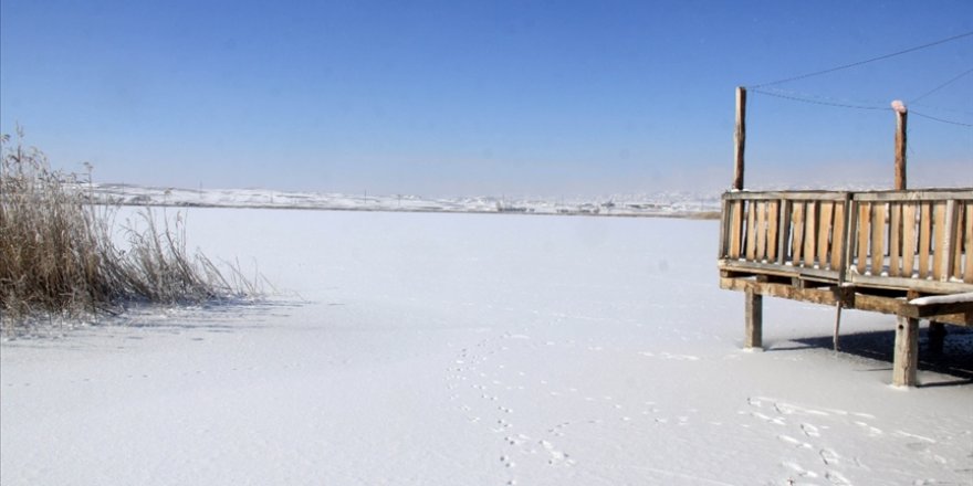 'Kesin korunacak hassas alan' ilan edilen Hafik Gölü'nün yüzeyi buz tuttu