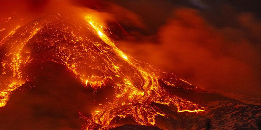 İtalya'daki Etna yanardağı Cehennemi andırıyor