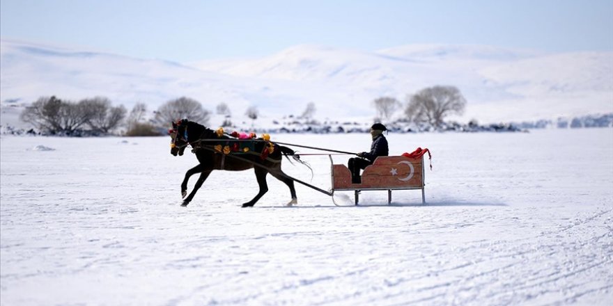 'Beyaz gelinliği'ni giyen Çıldır Gölü'nde doyumsuz manzaralar