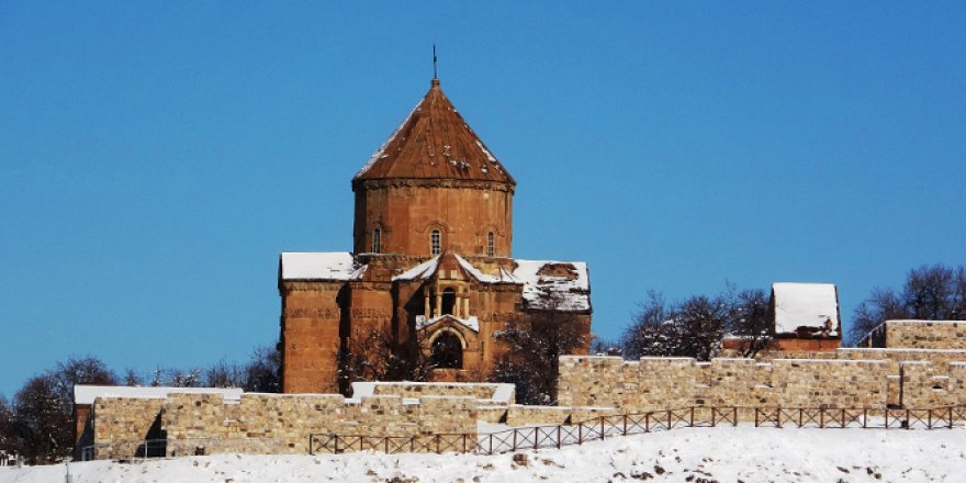 Restore edilen Akdamar Kilisesi ziyaretçi akınına uğruyor