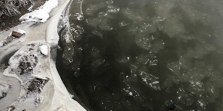 Doğu Anadolu'da dere ve nehirler dondu, bina çatılarında buz sarkıtları oluştu