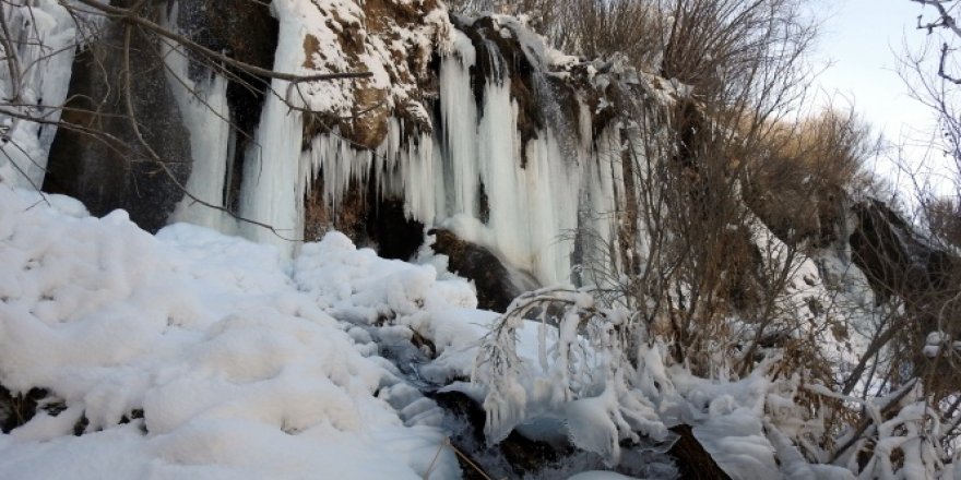 Girlevik Şelalesi 'buz dağı' gibi