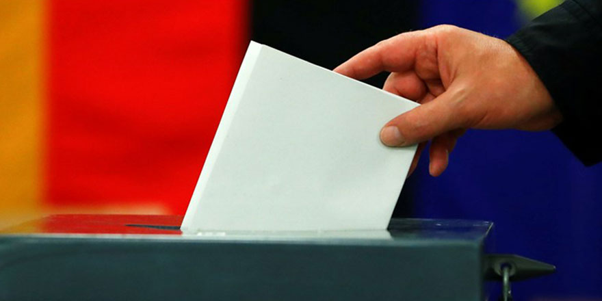 Almanya'da başörtülü kadının oy kullanması engellenmeye çalışıldı