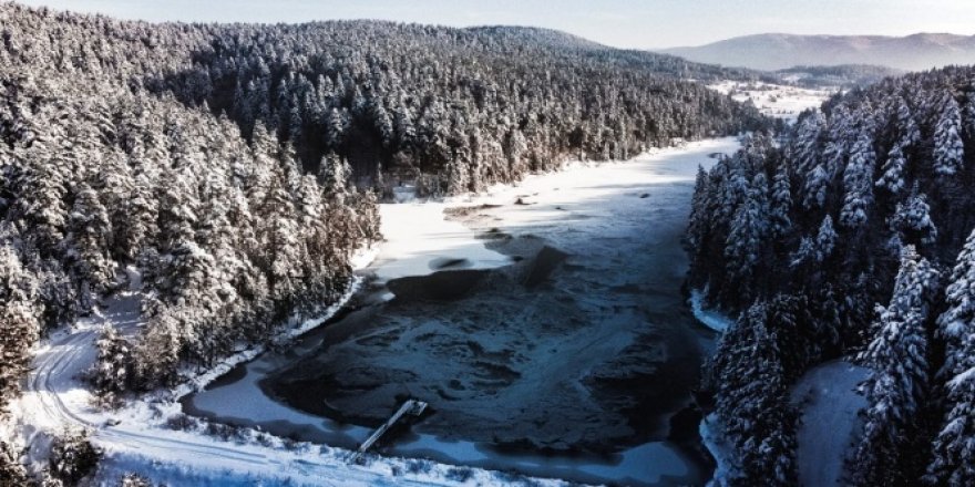 Buz tutan Bozcaarmut Göleti havadan görüntülendi