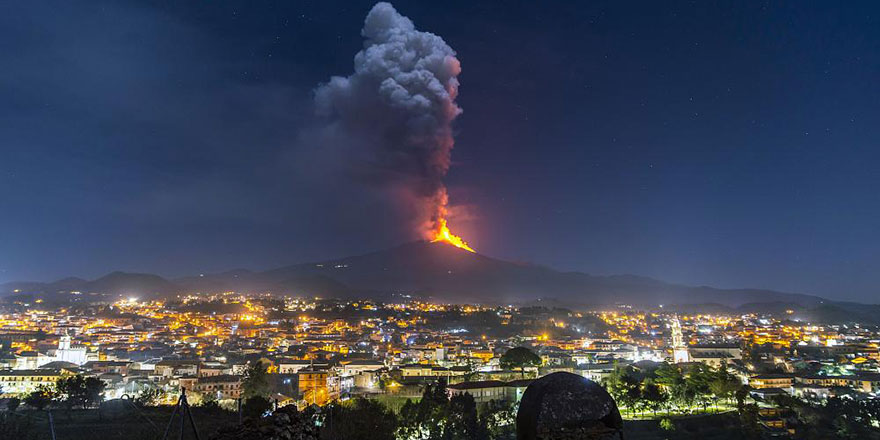 Etna Yanardağı'nda son 8 günde 6 kez lav püskürdü