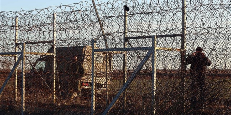 Yunan askerleri göçmenleri darbedip, paralarına ve ayakkabılarına el koydu