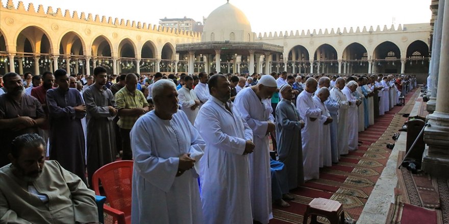 Mısır'da cuma namazına izin verilen camilerde teravih kılınabilecek
