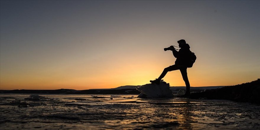 Kars'ta yüzeyi buz tutan baraj, gün batımı manzarasıyla etkiliyor