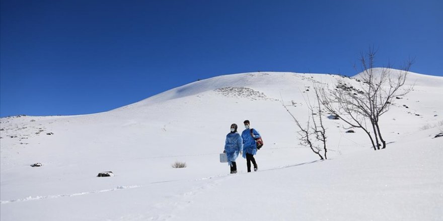 Karlı yolları aşarak yaşlılara Kovid-19 aşısı yapıyorlar
