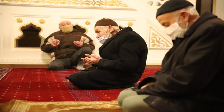 65 yaş üstü büyüklerimizin camide sabah namazı mutluluğu