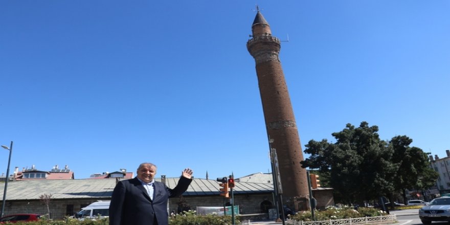 Sivas'taki minare eğimiyle Pisa Kulesi'ne rakip