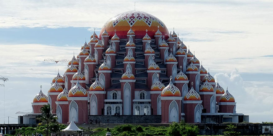 Endonezya'da 99 Kubbeli Cami
