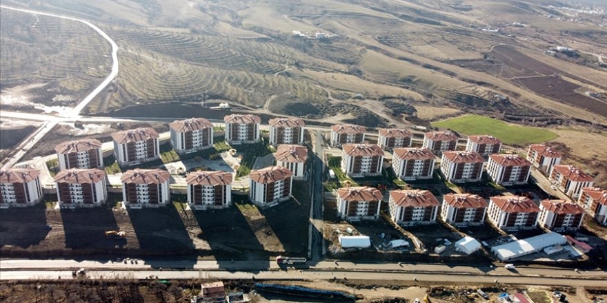 Elazığ'da 24 saat dolmadan 4 bin 700 konut için kura çekildi