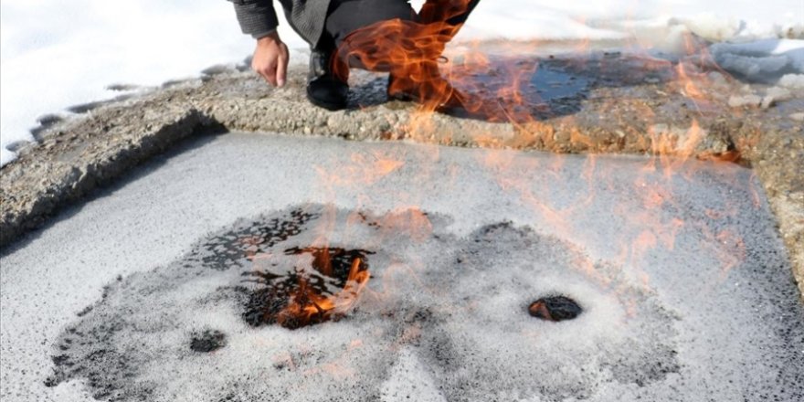 Erzurum'da kaynak suyu üzerinde oluşan köpüklerin yanması vatandaşların ilgisini çekiyor