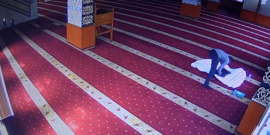 Camiye giren hırsız ses cihazını kefenleyip çaldı